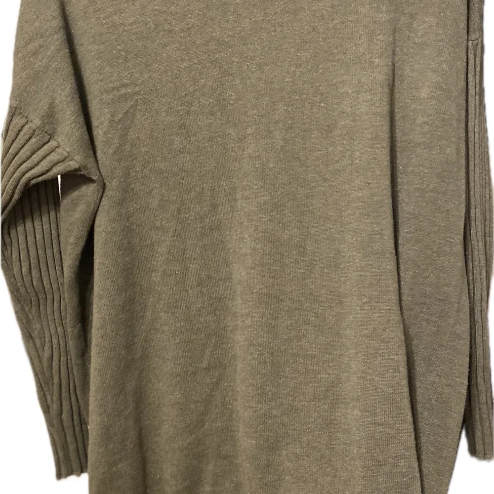 💰 Olive V-Neck Sweater💰